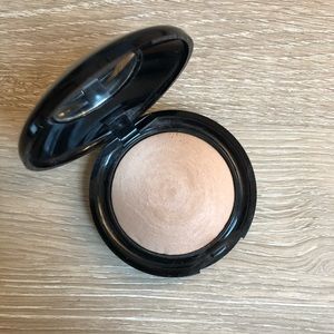 Pat McGrath Under-Eye Powder in Medium